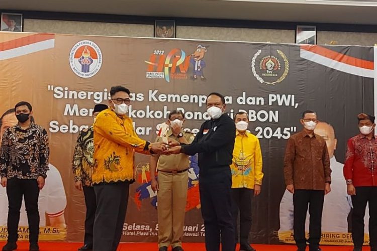 Papua Governor Lukas Enembe Receives SIWO PWI Sports Initiator Award