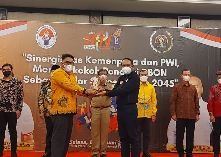 Papua Governor Lukas Enembe Receives SIWO PWI Sports Initiator Award