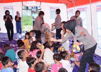 Papua Police Deploy a Team of Psychologists to Recover the Trauma of Earthquake Refugees in Jayapura