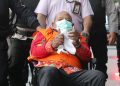 Papua Inactive Governor Lukas Enembe arrives in a wheelchair at the KPK Building, Jakarta, Thursday (12/1/2022). Lukas underwent the first examination and was immediately detained at the Pomdan Jaya detention center. PHOTO : FEDRIK TARIGAN / JAWA POS
