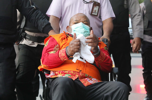 Papua Inactive Governor Lukas Enembe arrives in a wheelchair at the KPK Building, Jakarta, Thursday (12/1/2022). Lukas underwent the first examination and was immediately detained at the Pomdan Jaya detention center. PHOTO : FEDRIK TARIGAN / JAWA POS