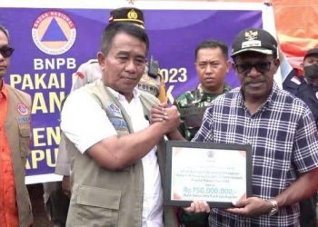 Deputy for Emergency Management of BNPB, Maj. Gen. TNI Fajar Setyawan, handing over assistance to the Jayapura City Government during a visit to earthquake-affected locations at Jayapura Hospital, Saturday (11/2/2023).