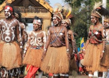 Papua traditional clothes