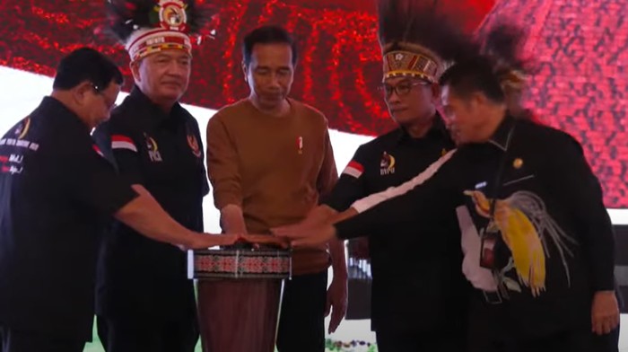 Jokowi et al inaugurated the Papua Youth Creative Hub. (YouTube Setpres)