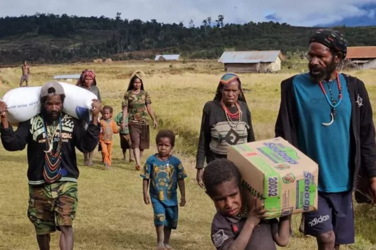Indonesian National Police Distributes 264.7 Tons of Rice and 1,500 Staple Foods to Papuans Affected by Drought