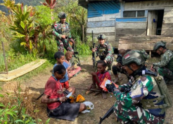 Indonesian Armed Forces Show Humanitarian Side in Papua Amid Security Duties. Source Antara.