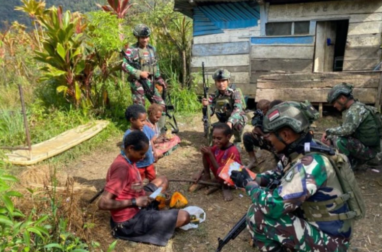 Indonesian Armed Forces Show Humanitarian Side in Papua Amid Security Duties. Source Antara.