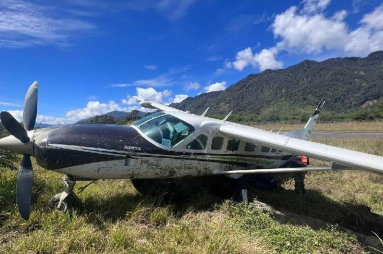 Smart Air Plane Fired Upon by Armed Criminal Group at Sinak Airport
