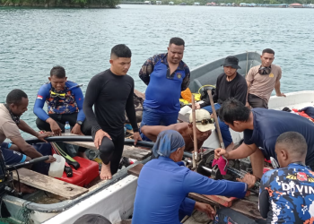 Papua Police's Marine Unit Assists Underwater Pipeline Installation for Enggros Village