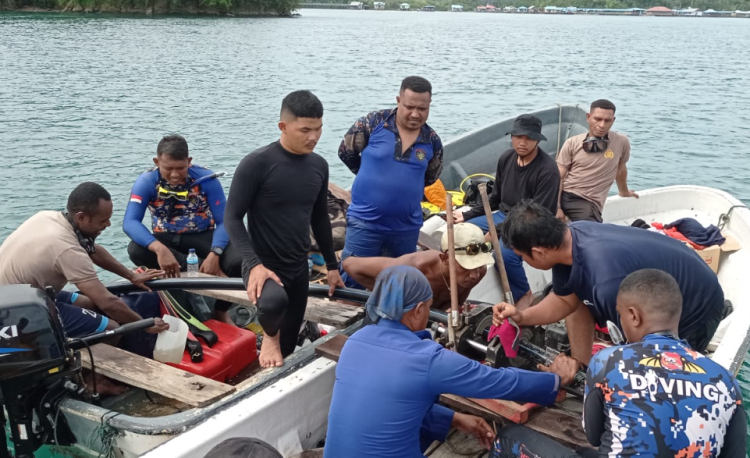 Papua Police's Marine Unit Assists Underwater Pipeline Installation for Enggros Village