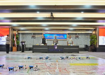 Korlantas Polri mengadakan Tactical Floor Game (TFG) sebagai upaya memastikan kesiapan Operasi Lilin 2024. Acara ini dipimpin langsung oleh Kakorlantas Polri, Irjen Pol Aan Suhanan, dan berlangsung di Aula Madellu Korlantas pada Sabtu (14/12/2024)