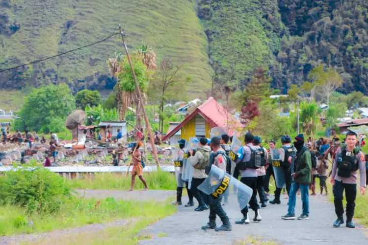 Armed Separatists Set Fire to Puncak Regent’s Homes and Government Office in Central Papua