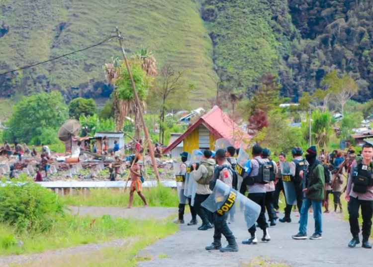 Armed Separatists Set Fire to Puncak Regent’s Homes and Government Office in Central Papua