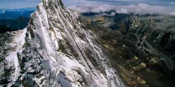 Papua’s Carstensz Peak Ice Projected to Disappear by 2026, Minister Warns