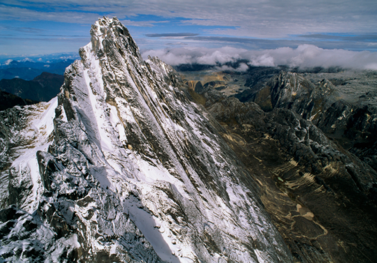 Papua’s Carstensz Peak Ice Projected to Disappear by 2026, Minister Warns