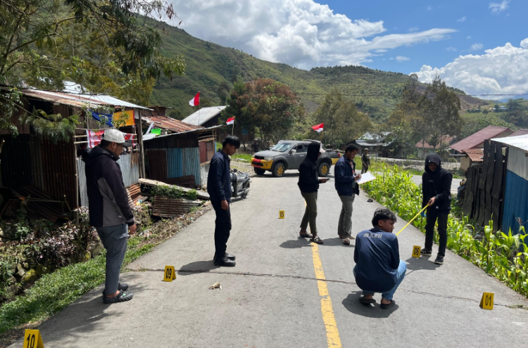 Joint Security Forces Conduct Crime Scene Investigation in Asmat Following Shooting Incident