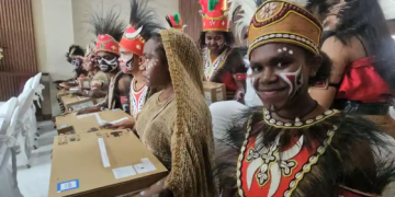 Central Papua Government Distributes Free Laptops to Students in Nabire