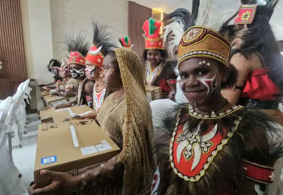 Central Papua Government Distributes Free Laptops to Students in Nabire